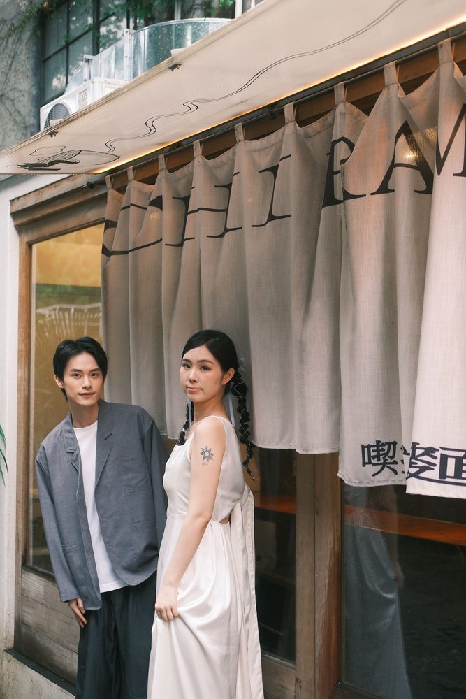 门店前新人合影