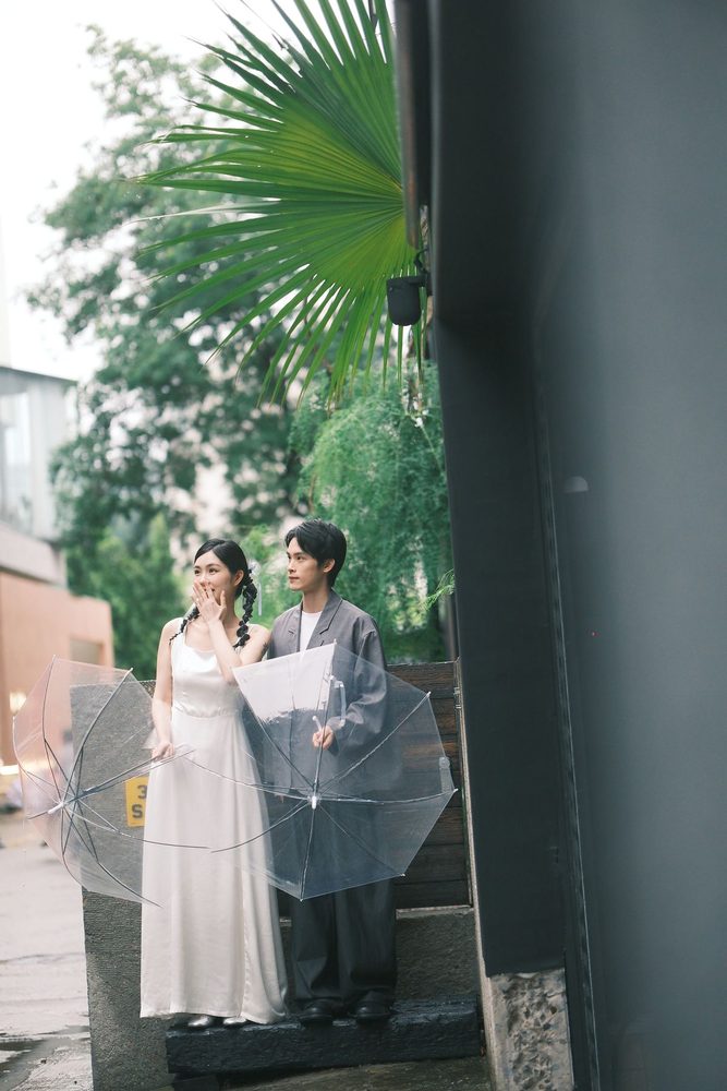 雨伞街景婚纱照