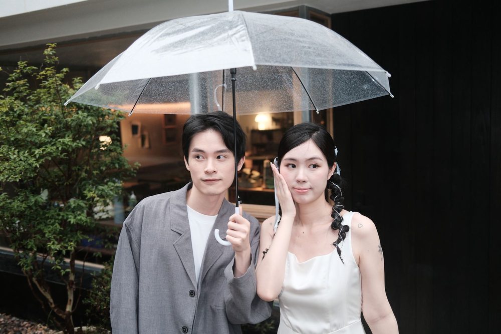 双人透明伞婚纱照